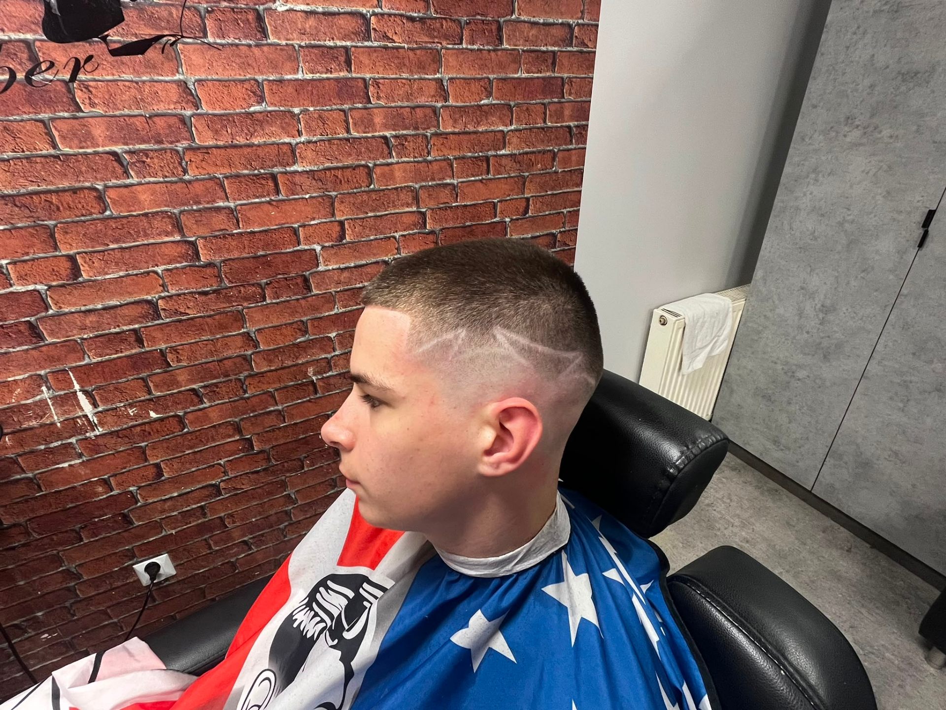 Buzz cut z wzorem — precyzja maszynki